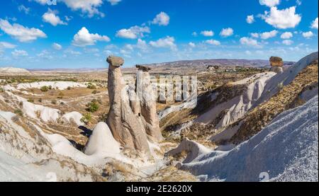 Drei Grazien (drei Beautifuls) Felshügel in Devrent Tal in Kappadokien, Nevsehir, Türkei an einem schönen Sommertag Stockfoto