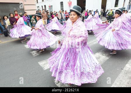 Lima Peru Tänzer und Musiker nehmen an einer National Identity Parade Teil. Stockfoto