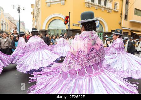 Lima Peru Tänzer und Musiker nehmen an einer National Identity Parade Teil. Stockfoto