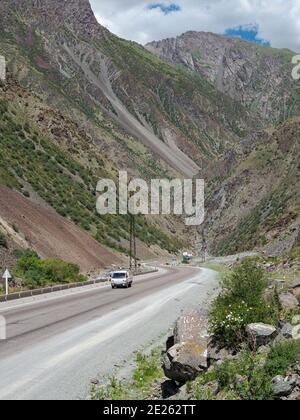 Toeoe Mountain Pass. Der Tien Shan Highway, der Bischkek mit Osh verbindet, im Tien Shan oder in den himmlischen Bergen. Asien, Zentralasien, Kirgisistan Stockfoto