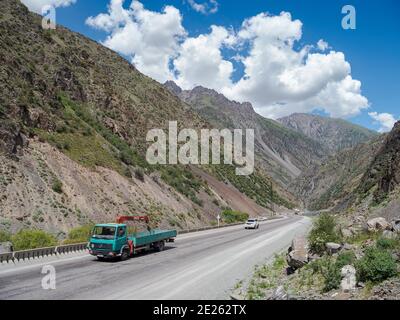 Toeoe Mountain Pass. Der Tien Shan Highway, der Bischkek mit Osh verbindet, im Tien Shan oder in den himmlischen Bergen. Asien, Zentralasien, Kirgisistan Stockfoto