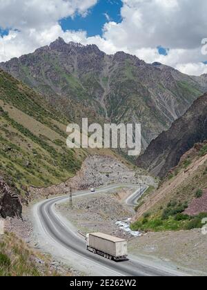 Toeoe Mountain Pass. Der Tien Shan Highway, der Bischkek mit Osh verbindet, im Tien Shan oder in den himmlischen Bergen. Asien, Zentralasien, Kirgisistan Stockfoto