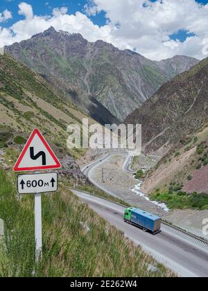 Toeoe Mountain Pass. Der Tien Shan Highway, der Bischkek mit Osh verbindet, im Tien Shan oder in den himmlischen Bergen. Asien, Zentralasien, Kirgisistan Stockfoto