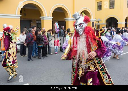 Lima Peru Tänzer und Musiker nehmen an einer National Identity Parade Teil. Stockfoto