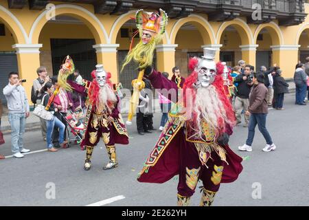 Lima Peru Tänzer und Musiker nehmen an einer National Identity Parade Teil. Stockfoto