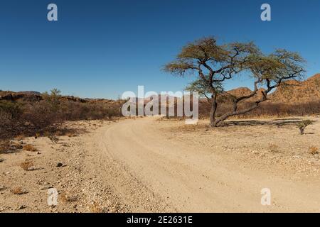Unbefestigte Straße in einer wunderschönen Landschaft, Namibia Stockfoto