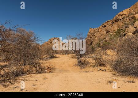 Unbefestigte Straße in einer wunderschönen Landschaft, Namibia Stockfoto