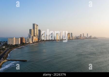 Schöner Sonnenuntergang in Bocagrande Bezirk Cartagena Kolumbien Luftbild. Stockfoto