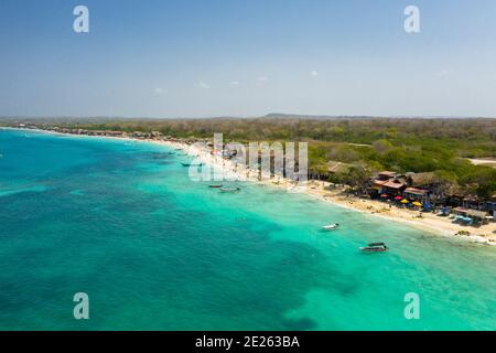 Wunderschöner tropischer Sandstrand mit exotischen Smaragdparadiese mit Sonnenliegen und Sonnenschirmen. Stockfoto