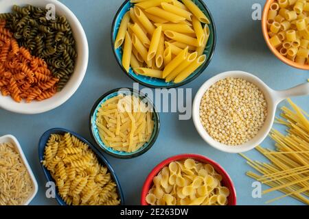 Pasta in Keramikschale. penne, Spaghetti, Farfalle tonde, Schmetterling, Schnecke, Couscous, bunte Pasta, Gerste Nudel, Kesme, Ei, erişte, Ditalini Typ Stockfoto