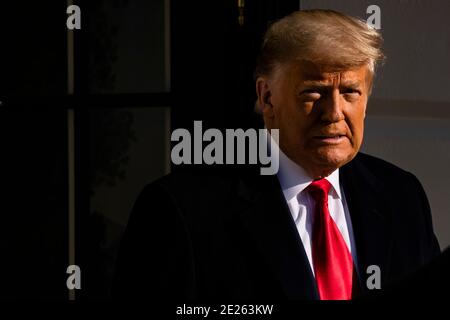 US-Präsident Donald J. Trump verlässt das Weiße Haus in Washington, DC, USA, am Dienstag, 12. Januar 2021. Der Präsident geht heute nach Alamo, Texas, um die Grenzmauer zwischen den Vereinigten Staaten und Mexiko zu besuchen. Dies ist der erste Auftritt der Präsidenten nach dem Aufstand im US-Kapitol durch seine Anhänger letzte Woche. Quelle: Samuel Corum/Pool via CNP /MediaPunch Stockfoto