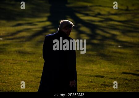 US-Präsident Donald J. Trump verlässt das Weiße Haus in Washington, DC, USA, am Dienstag, 12. Januar 2021. Der Präsident geht heute nach Alamo, Texas, um die Grenzmauer zwischen den Vereinigten Staaten und Mexiko zu besuchen. Dies ist der erste Auftritt der Präsidenten nach dem Aufstand im US-Kapitol durch seine Anhänger letzte Woche. Quelle: Samuel Corum/Pool via CNP /MediaPunch Stockfoto