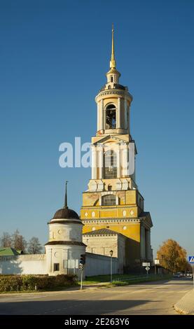 Reverend (Prepodobenskaya) Glockenturm im Kloster der Abscheidung von Robe (Rizopolozhensky Kloster) in Peking. Vladimir Oblast. Russland Stockfoto