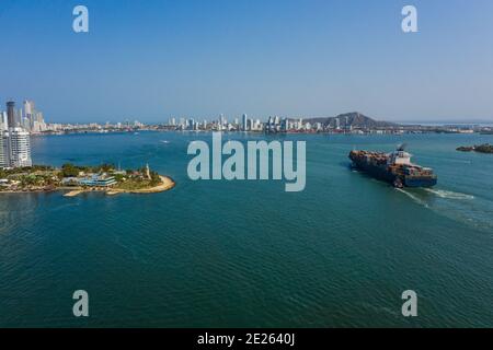 Frachtschiff betritt den Hafen in Cartagena Kolumbien Luftbild. Stockfoto