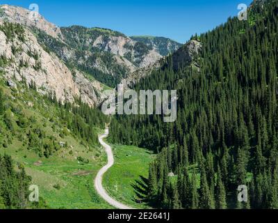 Auf dem Weg hinauf zum Pass Moldo Aschu. Landschaft am See Song Kol (Son Kul, Songkoel, Song-Koel). Tien Shan Berge oder himmlisch Stockfoto