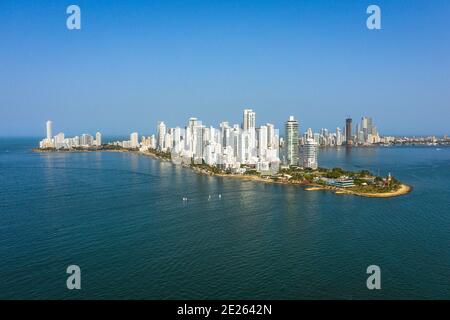 Moderne Skyline von Cartagena de Indias in Kolumbien an der Karibikküste Südamerikas. Bocagrande Bezirk Panorama Luftaufnahme. Stockfoto