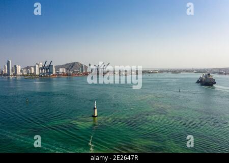 Statue der Jungfrau Cartagena Hafen Kolumbien Luftaufnahme. Stockfoto