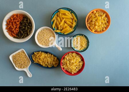 Pasta in Keramikschale. penne, farfalle tonde, Schmetterling, Schnecke, Couscous, bunte Pasta, Gerste Nudel, kesme, türkische Nudel, erişte, Ditalini Typ Stockfoto