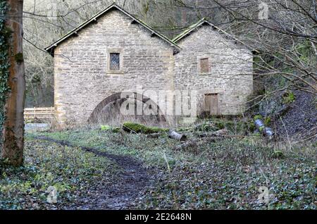 Wassermühle bei Ashford im Wasser, das eine Bobbin war Mühle für die Baumwollindustrie und auch ein Knochenbruch Mühle Stockfoto