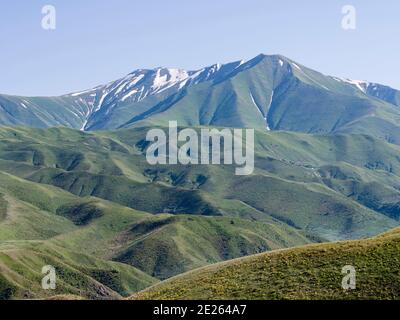 Landschaft entlang der Bergstraße von Kazarman zum Pass Urum Basch Ashuusu im Tien Shan Gebirge oder himmlische Berge in Kirgisien. Wie Stockfoto