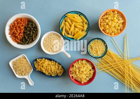 Pasta in Keramikschale. penne, Spaghetti, Farfalle tonde, Schmetterling, Schnecke, Couscous, bunte Pasta, Gerste Nudel, Kesme, Ei, erişte, Ditalini Typ Stockfoto