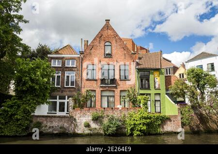 Brügge, Belgien - 8. Mai 2019: Mittelalterliche Häuser am Kanal in Brügge (Brügge), Belgien Stockfoto