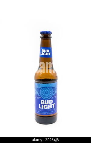 Irvine, Schottland, UK - 09. Januar 2021: Budweiser Markenflasche von Bud Light Beer in einer recycelbaren Glasflasche und auf weißem Hintergrund. Stockfoto