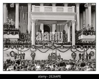 AMTSEINFÜHRUNG DES PRÄSIDENTEN USA 1921 Amtseinführung von Warren G. Harding als 29. Präsident der Vereinigten Staaten am Freitag, 4. März 1921, im East Portico des Kapitols der Vereinigten Staaten in Washington, D.C. Dies war die 34. Einweihung und markierte den Beginn von Warren G. Hardings einziger Amtszeit als Präsident und von Calvin Coolidges einziger Amtszeit als Vizepräsident. Harding starb 2 Jahre, 151 Tage in dieser Amtszeit, und Coolidge folgte der Präsidentschaft. März 1921. „Harding Einweihung, 1921. Stockfoto