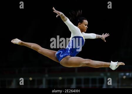 Rebeca Andrade bei den Olympischen Sommerspielen in Rio 2016 Kunstturnen. Brasilianisches Team ahlete führt Vault Training vor Medaillenwettbewerb Stockfoto