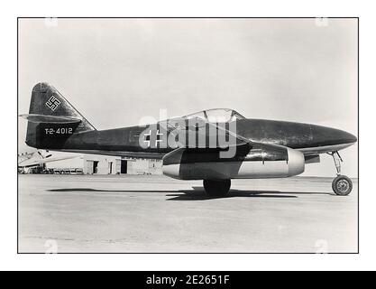 2. Weltkrieg Messerschmitt ME-262 Düsenjäger der Nazi-Luftwaffe 1945 Archiv 2. Weltkrieg die Messerschmitt ME 262, in Jagdversionen Schwalbe genannt, oder Sturmvogel (deutsch: 'Storm Bird') in Jagdbomber-Versionen, war das weltweit erste operationelle Jet-Kampfflugzeug, das bis Mitte 1944 einen operativen Status bei der Luftwaffe hatte. Die Me 262 war schneller und schwerer bewaffnet als jeder alliierte Kämpfer. Eines der fortschrittlichsten Luftfahrtdesigns im operativen Einsatz während des Zweiten Weltkriegs Stockfoto