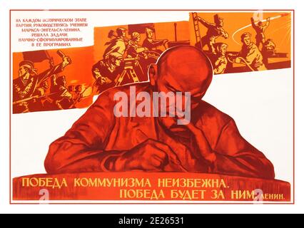LENIN Vintage Sowjet 1962 Propagandaplakat aus einer offiziellen Regierungsreihe.. Sowjetisches Propagandaplakat ‘der Sieg des Kommunismus ist unvermeidlich’ mit Illustration von Lenins Schrift an einem Schreibtisch mit Industriearbeitern und Raketen fliegen in den Weltraum im Hintergrund. Horizontal Russland 1968 Designer E Solovyev, Stockfoto