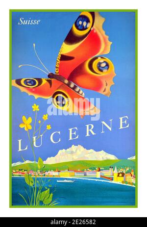 LUZERNE 50er Jahre Vintage-Reiseinplakat für Luzern Schweiz mit einem Schmetterling am Himmel und See und Stadt im Hintergrund. Luzern ist eine Stadt in der Zentralschweiz, im deutschsprachigen Teil des Landes. Luzern die Hauptstadt des Kantons Luzern. Aufgrund seiner Lage am Vierwaldstattersee und seinem Ausfluss, dem Reuss, in Sichtweite der Berge Pilatus und Rigi in den Schweizer Alpen, ist Luzern seit langem ein Reiseziel für Touristen.: Schweiz Designer: Schmidlin & Magoni 1956 Stockfoto