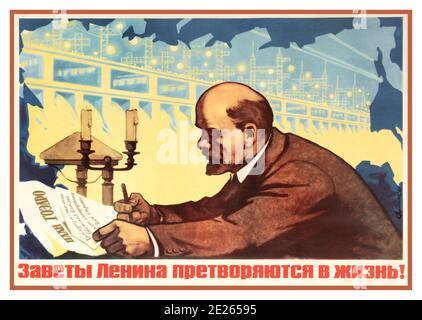 LENIN Vintage Soviet 1967 Poster aus einer offiziellen Regierungsreihe. Sowjetisches Propagandaplakat - Lenins Traum ist Wirklichkeit geworden - mit einem Entwurf von Nikolai Smolyak, der Lenin an seinem Schreibtisch zeigt, der seine Pläne für ein Elektrifizierungsprogramm verfasst. Russland :1967, Designer: N. Smolyak, (Horizontal) Stockfoto