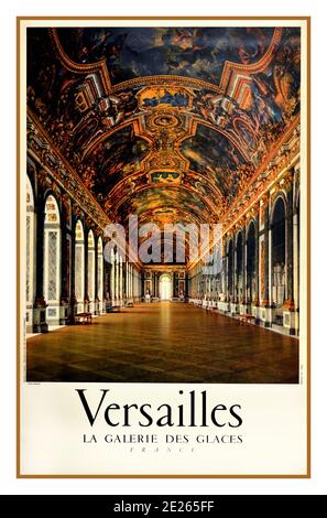 Versailles Vintage 1970er Jahre Reise-Werbeplakat mit dem Titel auf Französisch 'Versailles - La Galerie des Glaces' - 'Versailles - Hall of Mirrors'. Zeigt den berühmten Spiegelsaal im Schloss Versailles, mit Blick auf den Saal in einer perspektivisch symmetrischen Ansicht. Die Decke ist mit reich verzierten Gold und Gemälden dekoriert, mit Marmorbögen und Säulen an den Seiten der Halle. Herausgegeben vom Ministerium für Öffentliche Arbeiten, Verkehr und Tourismus, Generaldirektion für Tourismus von Frankreich. Gedruckt bei Draeger, Paris. Frankreich, 1970 Stockfoto