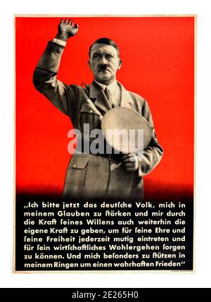 Adolf HITLERS 1930er Jahre altes Nazi-Propaganda-Wahlplakat mit einem schwarz-weißen Foto von Adolf Hitler, das einen Nazi-Gruß vor einem leuchtend roten Hintergrund gibt, mit Text unten in deutscher Lesung „ Ich bitte jetzt das deutsche Volk, mich in meinem Glauben zu “... etc... - Ich bitte nun das deutsche Volk, mich in meinem Glauben zu stärken .... Gedruckt in München, Deutschland, 1930er Jahre Stockfoto