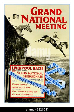 1962 GRAND NATIONAL STEEPLECHASE Vintage Sport Werbeplakat für Pferderennen, mit dem Titel Grand National Meeting - The World's Blue Riband of Steeplechasing, Liverpool Races, Kohlezeichnung von zwei Pferden und Jockeys in Aktion, Springen über ein Hindernis auf einem Steeplechase-Kurs. Das Grand National ist ein nationales Hunt Pferderennen, das jährlich auf der Aintree Racecourse in der Nähe von Liverpool, England, stattfindet. Es ist das wertvollste Sprungrennen in Europa. Die Veranstaltung fand am 31. März 1962, Samstag. Gedruckt bei Turner und Dunnet Limited, Liverpool. GROSSBRITANNIEN, 1962 Stockfoto