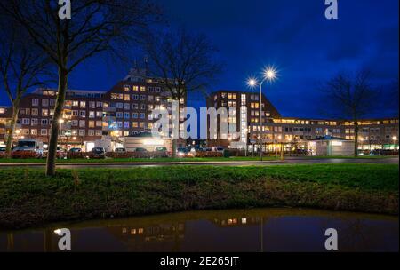 Modernes Einkaufszentrum und Wohnapartments bei Nacht Stockfoto