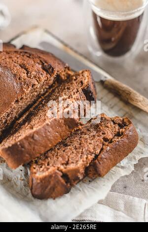 Bananenbrot in Scheiben geschnitten mit Kaffee. Hausbäckerei Konzept Stockfoto