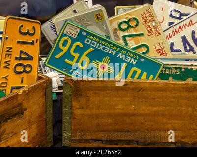 Holzkisten mit Reproduktionen amerikanischer Nummernschilder zum Verkauf Auf einem Flohmarkt Stockfoto