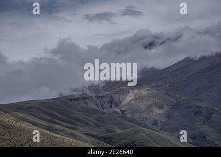 Schöne Aufnahme von Wolken über den Gipfeln der Berge Stockfoto