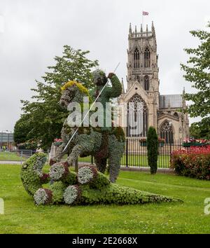 St. George und der Drache, eine florale Skulptur außerhalb des Doncaster Minster in South Yorkshire Stockfoto