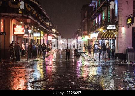 Trash-gefüllte Straßen am späten Abend nach Mardi Gras, New Orleans, Louisiana, USA. Stockfoto