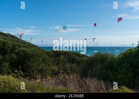 Viele Kitesurfer mit ihren Drachenschirmen in der Luft Am Strand von Tarifa Stockfoto