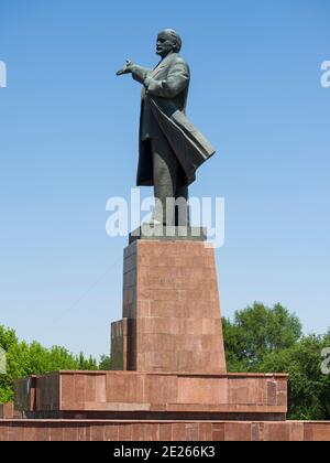 Lenin-Statue an der Lenin-Allee. Stadt Osch im Fergana-Tal nahe der Grenze zu Usbekistan. Asien, Zentralasien, Kirgisistan Stockfoto