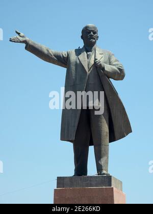 Lenin-Statue an der Lenin-Allee. Stadt Osch im Fergana-Tal nahe der Grenze zu Usbekistan. Asien, Zentralasien, Kirgisistan Stockfoto