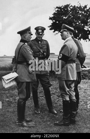 Hitler, von Fritsch und von Blomberg 1935 während der Manöver auf dem Militärlehrgang Münsterlager Stockfoto