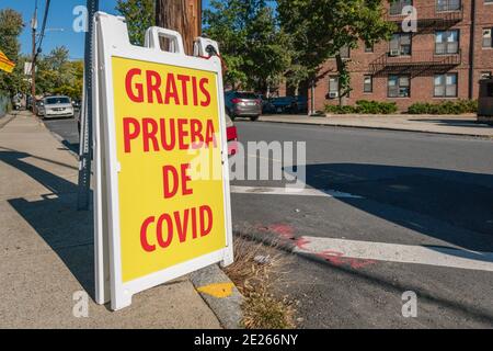 Lawrence,MA/US-Oct 8, 2020: An der Straßenecke kostenlos Pueba de Covid auf Spanisch oder kostenloser Covid-Test auf Englisch. Stockfoto