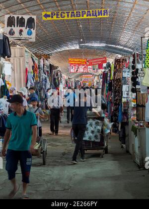 Jayma Bazaar, einer der größten traditionellen Märkte in zentralasien. Stadt Osch im Fergana-Tal nahe der Grenze zu Usbekistan. Asien, Zentralasien Stockfoto