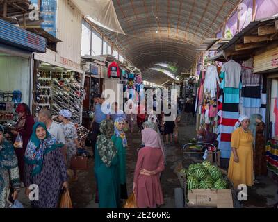 Jayma Bazaar, einer der größten traditionellen Märkte in zentralasien. Stadt Osch im Fergana-Tal nahe der Grenze zu Usbekistan. Asien, Zentralasien Stockfoto