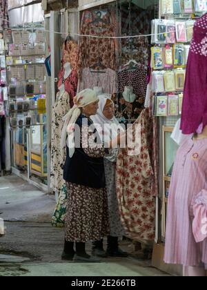 Jayma Bazaar, einer der größten traditionellen Märkte in zentralasien. Stadt Osch im Fergana-Tal nahe der Grenze zu Usbekistan. Asien, Zentralasien Stockfoto